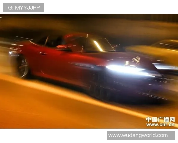 法国球星飙车飞驰至足球场 引爆全场热情瞬间