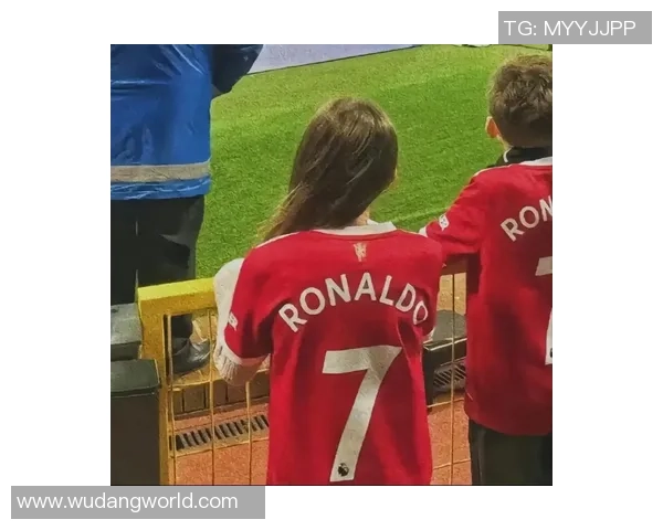 球星足球头像双人合影展现运动魅力与激情互动瞬间