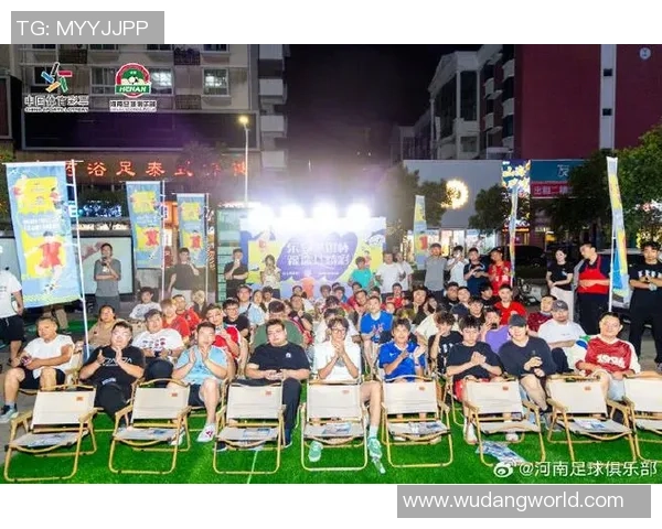 球星用球顶足球技惊四座展现绝佳控球技巧引发热议