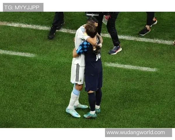 足球巨星亲吻瞬间定格赛场温情彰显体育真挚力量