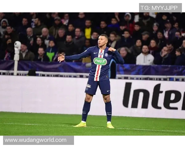 足球巨星爆发怒火赛场失控引发轩然大波球迷反应热烈