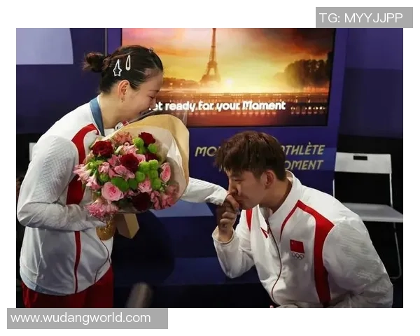 足球巨星赛场夺冠时刻浪漫单膝跪地向爱人深情求婚