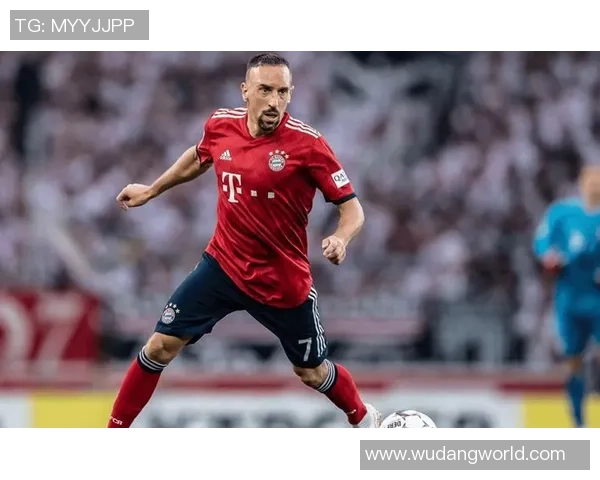 足球球星不顾一切从场边跳下 赛场意外引发热议与关注